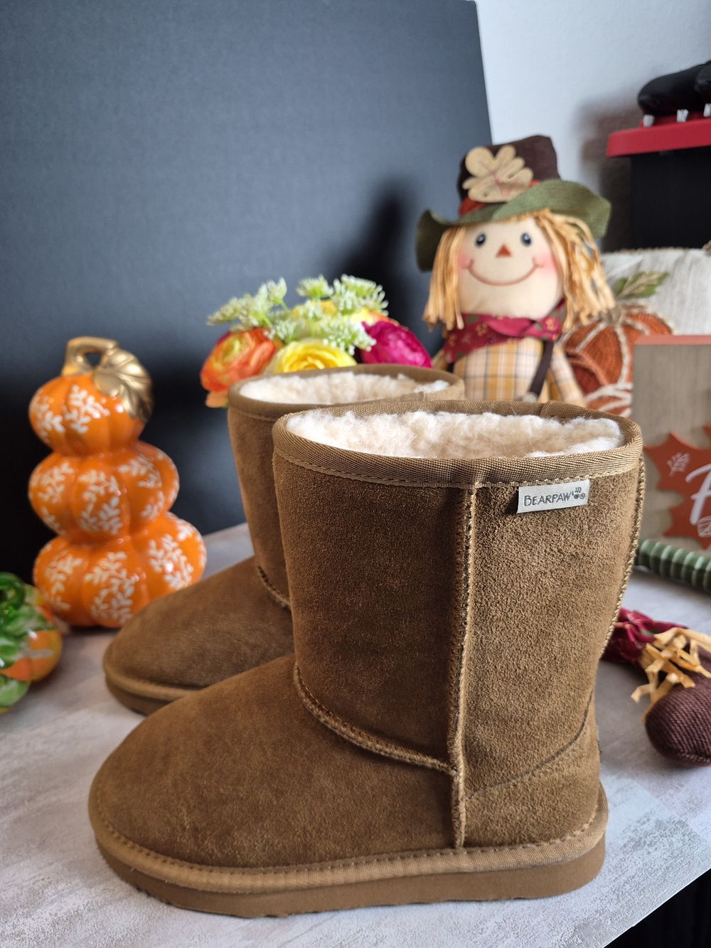 Bearpaw Classic Short Suede Shearling Boots - Chestnut Brown. Kids.Size 4